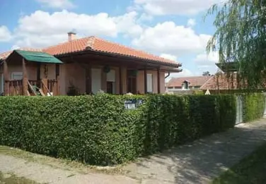 neues mediterranes Haus umzäunt mit geschnittener Hecke